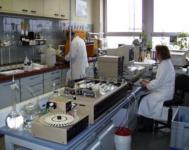 Chemiker untersuchen Wasser-Proben.